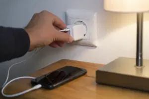 Caricabatterie sempre attaccato alla presa?