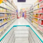 Consumi in calo: gli italiani spendono tutto per cibo, affitto e bollette