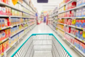 Consumi in calo: gli italiani spendono tutto per cibo, affitto e bollette