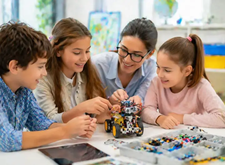 Laboratorio STEM con bambini e insegnante